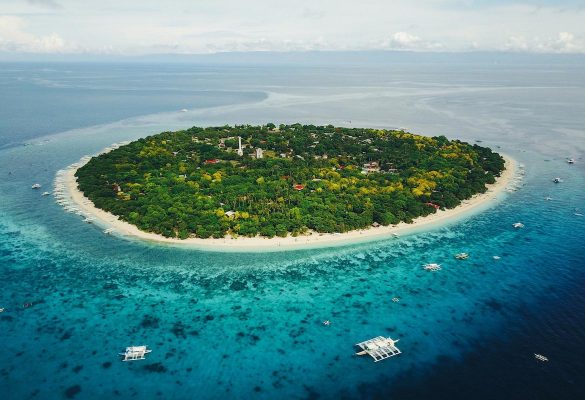 A Guide To Island Hopping In Bohol   Balicasag Outoftownblog 585x400 